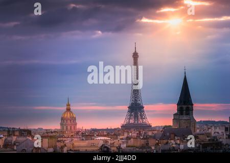 Eiffelturm und dächer von paris bei Sonnenaufgang Paris, Frankreich Stockfoto