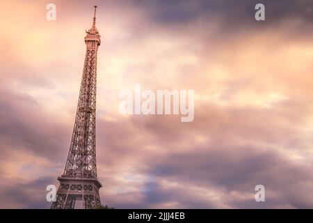 Blick auf den Eiffelturm vom trocadero mit Sonnenstrahlen, Paris, Frankreich Stockfoto