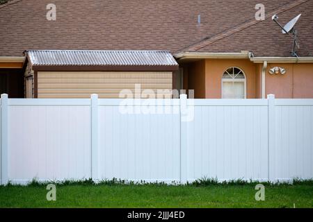 Weißer Kunststoffzaun für Schutz im Garten und Privatsphäre Stockfoto