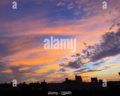 Der farbenfrohe Sonnenuntergang wird am 26. Juli 2022 in der Bronx, New York City, gesehen. Stockfoto