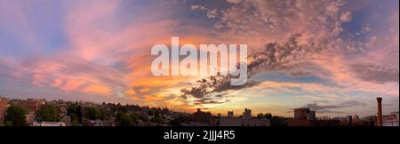 Am 26. Juli 2022 wird in der Bronx, New York City, ein farbenfroher Sonnenuntergang mit Panaromaroma gesehen. Stockfoto