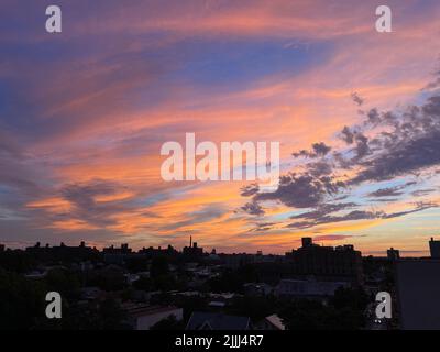 Der farbenfrohe Sonnenuntergang wird am 26. Juli 2022 in der Bronx, New York City, gesehen. Stockfoto