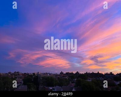 Der farbenfrohe Sonnenuntergang wird am 26. Juli 2022 in der Bronx, New York City, gesehen. Stockfoto