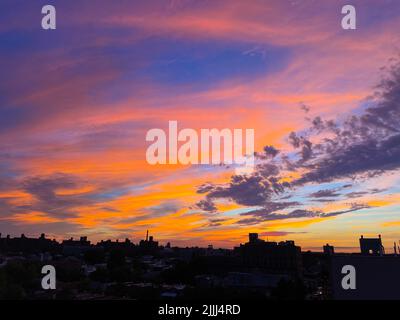 Der farbenfrohe Sonnenuntergang wird am 26. Juli 2022 in der Bronx, New York City, gesehen. Stockfoto