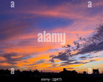 Der farbenfrohe Sonnenuntergang wird am 26. Juli 2022 in der Bronx, New York City, gesehen. Stockfoto