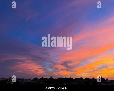 Der farbenfrohe Sonnenuntergang wird am 26. Juli 2022 in der Bronx, New York City, gesehen. Stockfoto