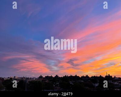 Der farbenfrohe Sonnenuntergang wird am 26. Juli 2022 in der Bronx, New York City, gesehen. Stockfoto