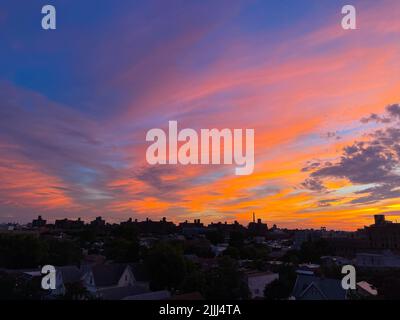 Der farbenfrohe Sonnenuntergang wird am 26. Juli 2022 in der Bronx, New York City, gesehen. Stockfoto