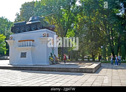 Gedenkstätte auf dem Tankist-Platz in Kamyanets-Podilski, Ukraine. Es wurde am 9. Mai 1947 eröffnet. Tank T-34 auf Stein Denkmal. Stockfoto