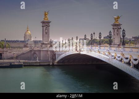 Pont Alexandre III und Invalides Dome auf der seine, Paris, frankreich Stockfoto