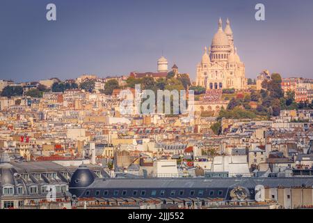 Pariser Dächer von Montmartre und Sacre Couer an sonnigen Tagen Paris, Frankreich Stockfoto