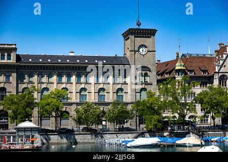 Historische Gebäude am Ufer der Limmat in Zürich Stockfoto