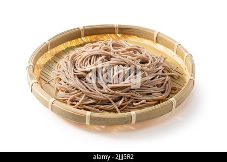 Zaru soba (Buchweizennudeln) auf weißem Hintergrund platziert. Zaru Soba ist ein traditionelles japanisches Essen. Stockfoto