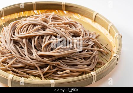 Zaru soba (Buchweizennudeln) auf weißem Hintergrund platziert. Zaru Soba ist ein traditionelles japanisches Essen. Stockfoto