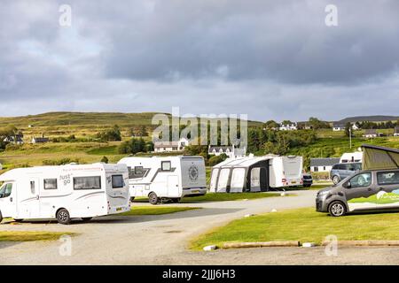 Isle of Skye, Kinloch Wohnmobil und Wohnwagenpark in Dunvegan, Sommer 2022, Schottland, Großbritannien mit geparkten Urlaubern, Schottland, Großbritannien Stockfoto