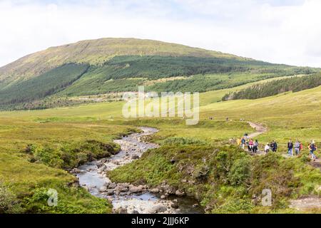 Fairy Pools auf der Isle of Skye in der Nähe von Glenspröde erkunden Wanderer und Besucher die Pools an einem Sommertag, Isle of Skye, Schottland, Großbritannien Stockfoto