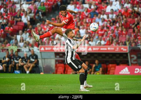 Lissabon, Portugal. 26.. Juli 2022. Goncalo Ramos aus Benfica (L) und Kieran Trippier aus Newcastle (R) während des Eusebio Cup-Fußballspiels zwischen Benfica und Newcastle im Estadio da Luz in Aktion gesehen. Endergebnis: Benfica 3:2 Newcastle. Kredit: SOPA Images Limited/Alamy Live Nachrichten Stockfoto