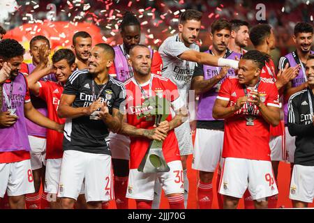 Lissabon, Portugal. 26.. Juli 2022. Benfica-Team feiert nach dem Eusebio Cup-Fußballspiel zwischen Benfica und Newcastle im Estadio da Luz. Endergebnis: Benfica 3:2 Newcastle. (Foto von Bruno de Carvalho/SOPA Images/Sipa USA) Quelle: SIPA USA/Alamy Live News Stockfoto