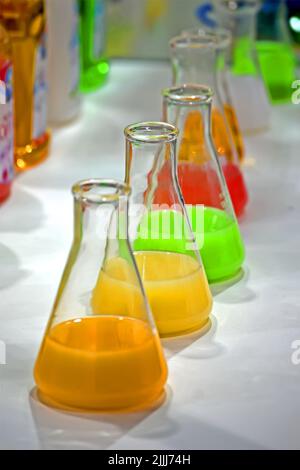 regenbogen flüssiges Glas Behälter Haufen Nahaufnahme, chemische Parfüm Substanz Vielfalt Stockfoto