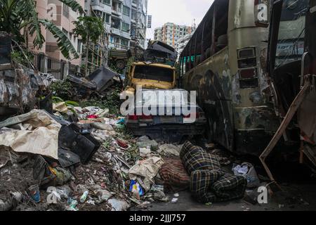 Dhaka, Bangladesch. 25.. Juli 2022. Zerstörte Fahrzeuge, die auf der Polizeistation Adabar in der Stadt Dhaka geparkt wurden. Die Strafverfolgungsbehörden von Bangladesch nehmen täglich eine Reihe von Fahrzeugen zu verschiedenen Anklagen in Beschuldigungen ein. Diese Autos bleiben lange Zeit ohne ordnungsgemäße Wartung auf der Polizeistation Adabar in Dhaka. Eine große Anzahl von Fahrzeugen, die ohne gültige Fitnesszertifikate, Lizenzen und Routen laufen. Kredit: SOPA Images Limited/Alamy Live Nachrichten Stockfoto