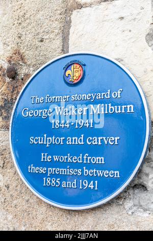 Blaue Plakette für George Walker Milburn im St Leonards Place, Stadtzentrum von York, Yorkshire, England 2022 Stockfoto