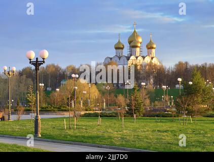 Strelka Park am Flussufer. Kuppeln der Mariä-Himmelfahrt-Kathedrale am hohen Ufer der Wolga. Jaroslawl, Russland, 2022 Stockfoto