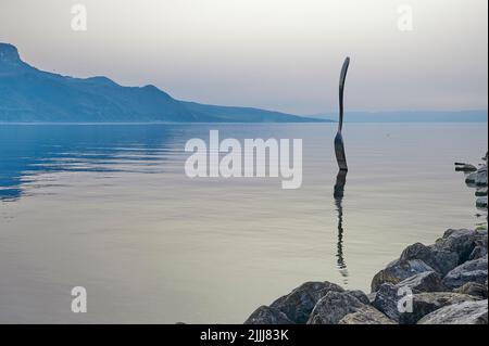 Eine Landschaft der Gabel, eine Edelstahlgabel vor dem Alimentarium-Museum am Ufer des Genfer Sees (Lac Leman). Das Hotel liegt in Vevey, Schweiz Stockfoto