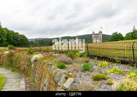 Balmoral Castle, private Residenz der königlichen Familie in Aberdeenshire, von den Gärten des Anwesens mit blühenden Blumen aus gesehen, Sommertag, Schottland, Großbritannien Stockfoto