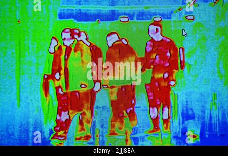 Wärmebildkamera aka Thermograph Imaging Unit, Monkeypox Corona Virus Temperaturscan, Menschen Gruppe infiziert durch Influenza Coronavirus. Stockfoto