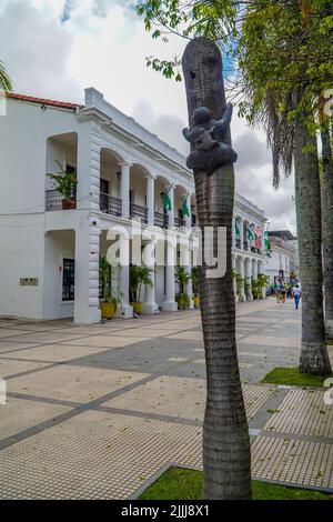 Eine vertikale Aufnahme des städtischen Verwaltungsbüros auf dem Platz des 24. September Stockfoto