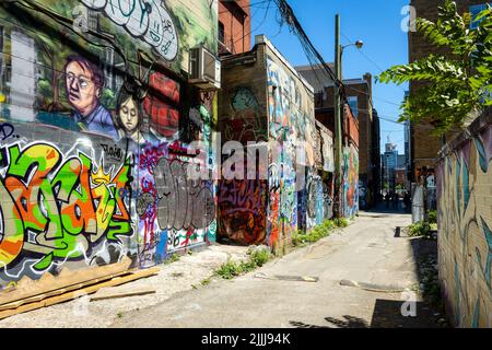 TORONTO, KANADA - 18. JUNI 2022: Teil der Graffiti Alley (Rush Lane) im Zentrum von Toronto während des Tages Stockfoto