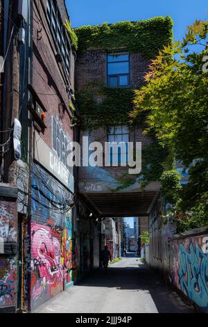 TORONTO, KANADA - 18. JUNI 2022: Teil der Graffiti Alley (Rush Lane) im Zentrum von Toronto während des Tages Stockfoto