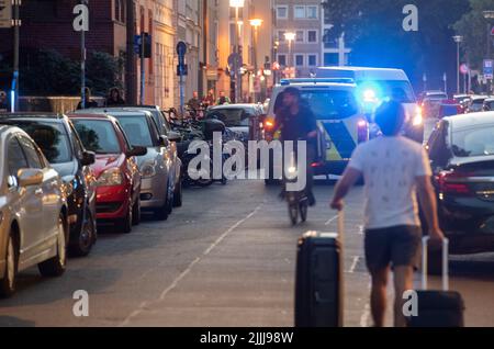 Berlin, Deutschland. 26.. Juli 2022. Vor dem St. Hedwig Krankenhaus in Mitte stehen Polizeinotfallfahrzeuge. Nachdem ein Mann Polizisten im Hof eines Berliner Krankenhauses angegriffen hatte, schossen die Polizisten auf ihn und verletzten ihn schwer. Dem Bericht zufolge versuchten die Polizeibeamten zunächst reizend Gas und feuerten schließlich Schüsse auf den Mann ab. Quelle: Paul Zinken/dpa/Alamy Live News Stockfoto