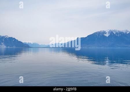 Eine Landschaft des Genfersees von der Seepromenade in Vevey City, Schweiz. (Selektiver Fokus) Stockfoto