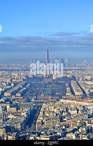 Der Eifelturm, das Geschäftsviertel La Defense im Vordergrund und die Stadtlandschaft unter Nebel und blauen Wolken in Paris, Frankreich. Stockfoto