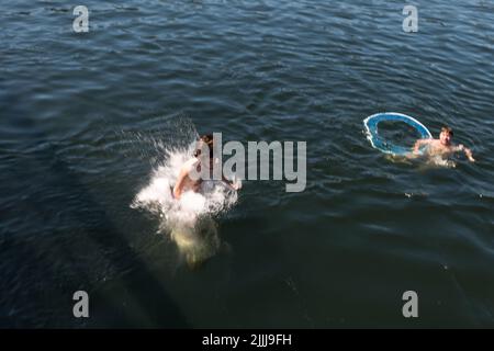 Seattle, USA. 26. Juli 2022. South Lake Union Schwimmen während der Hitzewelle. Stockfoto