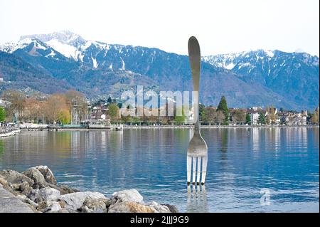 Eine Landschaft der Gabel, eine Edelstahlgabel vor dem Alimentarium-Museum am Ufer des Genfer Sees (Lac Leman). Das Hotel liegt in Vevey, Schweiz Stockfoto