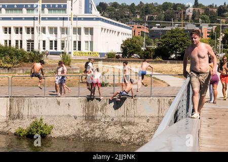 Seattle, USA. 26. Juli 2022. South Lake Union Schwimmen während der Hitzewelle. Stockfoto