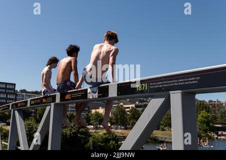 Seattle, USA. 26. Juli 2022. South Lake Union Schwimmen während der Hitzewelle. Stockfoto