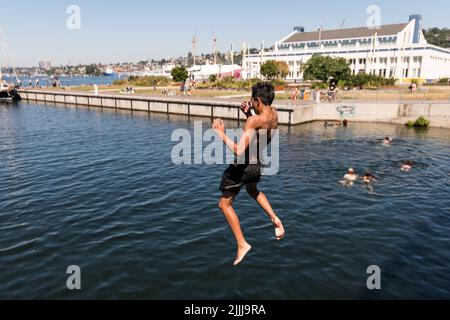 Seattle, USA. 26. Juli 2022. South Lake Union Schwimmen während der Hitzewelle. Stockfoto