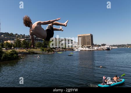 Seattle, USA. 26. Juli 2022. South Lake Union Schwimmen während der Hitzewelle. Stockfoto