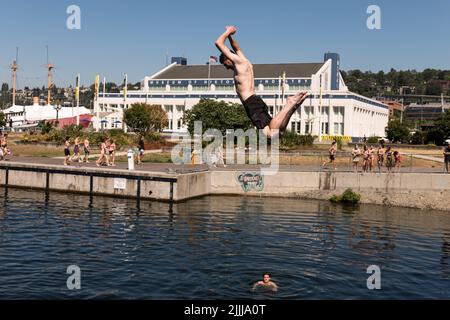 Seattle, USA. 26. Juli 2022. South Lake Union Schwimmen während der Hitzewelle. Stockfoto