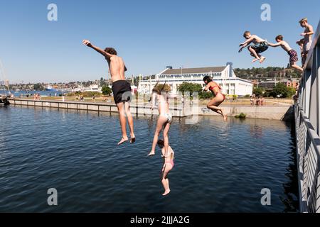 Seattle, USA. 26. Juli 2022. South Lake Union Schwimmen während der Hitzewelle. Stockfoto