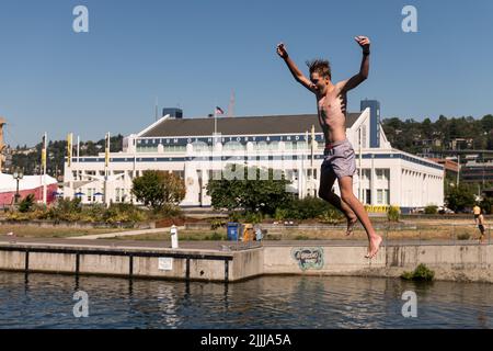 Seattle, USA. 26. Juli 2022. South Lake Union Schwimmen während der Hitzewelle. Stockfoto