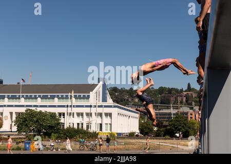 Seattle, USA. 26. Juli 2022. South Lake Union Schwimmen während der Hitzewelle. Stockfoto