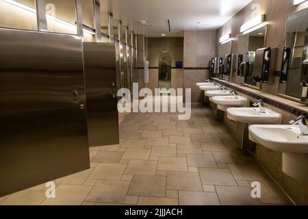 Ein unbesetztes Frauenbad am internationalen Flughafen Indianapolis in Indianapolis, Indiana, USA. Stockfoto