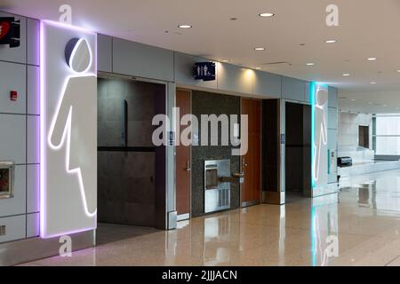 Eine Wasserfontäne trennt die öffentlichen Toiletten am internationalen Flughafen Indianapolis in Indianapolis, Indiana, USA. Stockfoto