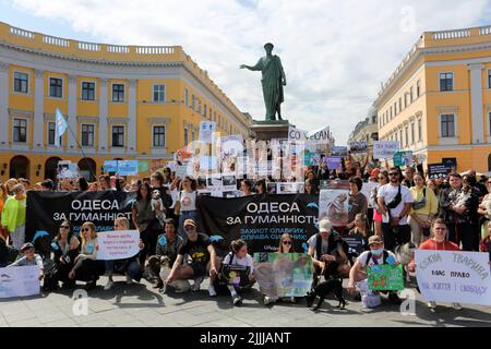 Odessa, Ukraine. 5. September 2021. Die Teilnehmer halten während der Kundgebung Plakate mit ihrer Meinung und Transparente am Denkmal des Duc de Richelieu. Der allukrainische Marsch für Tierrechte fand im ganzen Land statt. Die Veranstaltung fand gleichzeitig in 30 Städten der Ukraine statt. Aktivisten gingen auf die Straße, um gegen die grausame Behandlung, Tötung und den Einsatz von Tieren in Zirkussen, kommerziellen Fotoshootings und Unterhaltung zu protestieren. Aktivisten und Tierhalter aus Charkiw, Mykolaiv, Rivne, Cherson, Tscherkasy, Kropyvnytskyi, Odessa und andere Städte nahmen an der Aktion Teil. Polarforscher aus dem Stockfoto