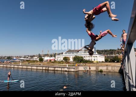 Seattle, USA. 26. Juli 2022. South Lake Union Schwimmen während der Hitzewelle. Stockfoto