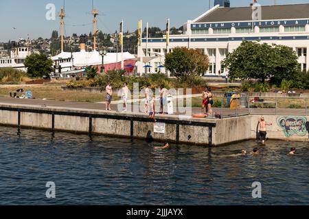 Seattle, USA. 26. Juli 2022. South Lake Union Schwimmen während der Hitzewelle. Stockfoto